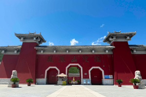 凤凰山陵园大门