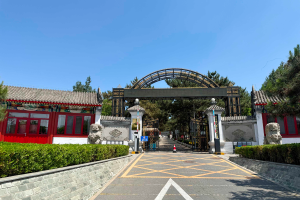 八宝山人民公墓大门图