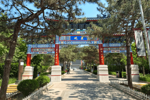 八宝山人民公墓大门图