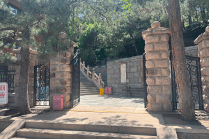 金山陵园大门图