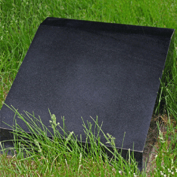 华龙皇家陵园卧碑